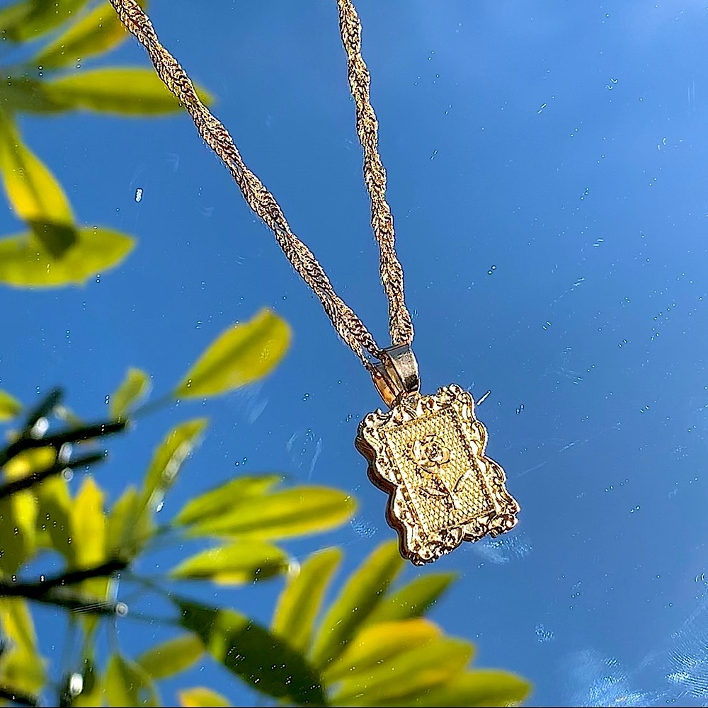 golden rose necklace 🥀